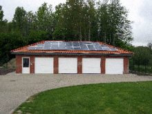 Eingeschossiges Betriebsgebäude mit auf dem Dach installierter Fotovoltaik