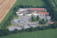 Luftaufnahme des Betriebsgeländes der Kläranlage Neuenkirchen in der Landschaft gelegen.