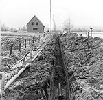 Historisches Schwarzweiß Foto der Baustelle einer Wasserrohr-Verlegung: 