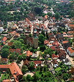 Luftaufnahme des Ortskerns von Quakenbrück mit der Sankt-Sylvester-Kirche im Zentrum