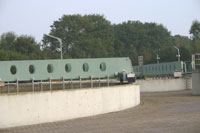 Seitenansicht der Begrenzung Mauer des Belebungbeckens mit der Belüftungbrücke.