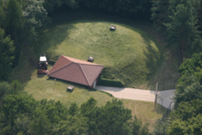 Luftbild des Betriebsgeländes Engter mit den in die Landschaft eingebetteten Behältern.