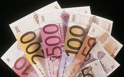 Fächerförmig angeordnete Geldscheine zu 10, 200, 500, 100, 50, 20 und 5 Euro.