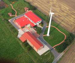 Luftbild des Betriebsgeländes mit nebenstehender Windenergieanlage
