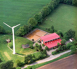 Luftbild eines Wasserwerk-Geländes mit nebenstehender Windenergieanlage